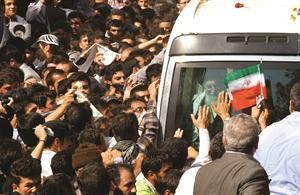 ايرانيون يتجمعون حول المرشد الاعلى للثورة الايرانية علي خامنئى وهو في طريقه لالقاء خطابه امس رويترز