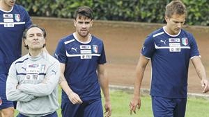 مدرب ايطاليا برانديللي يستدعي كريشيتو لـ الازوري رغم تورطه في فضيحة مراهنات سابقة افپ