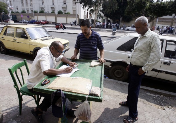 «عرضحالجي»: قصدت مرسي شاكياً فصرت كاتباً للشكاوى