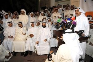 نواب سابقون وناشطون سياسيون وحشد من الحضور يستمعون لكلمة سالم النملان في افتتاح الندوة سعود سالم