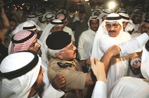 اللواء محمود الدوسري يحاول اقناع المتواجدين بافساح الطريق المقابل لديوان النملان