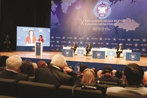 داريغا نازراباييفا ابنة الرئيس الكازاخستاني تلقي كلمتها بحضور رئيس الوزراء سيرك احمدوف والمتحدث الرسمي باسم الخارجية الايرانية﻿