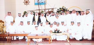 المعرس متوسطا الاهل والاصدقاء في لقطة تذكارية