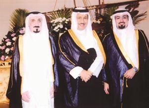 سمو الشيخ جابر المبارك يهنئ المعرس ووالده راشد الحجيلان﻿