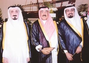الشيخ محمد الصباح متوسطا المعرس ووالده﻿