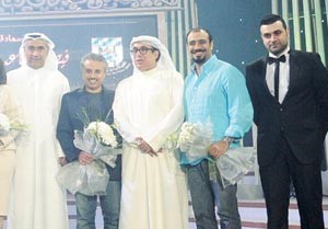دخليفة الهاجري متوسطا عبد الرسول ويعقوب والفنان خالد امين اثناء اعلان اسماء لجنة التحكيم﻿