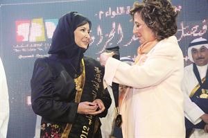 الكاتبة القديرة عواطف البدر تقلد المعتزلة رجاء محمد وشاح التكريم﻿