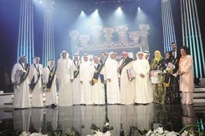 الجزاف والابراهيم وعبدالرسول ويعقوب يتوسطون المكرمين في الدورة التاسعة لمهرجان ايام المسرح للشباب ومعهم الكاتبة القديرة عواطف البدر﻿