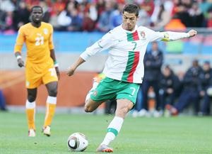 النجم البرتغالي كريستيانو رونالدو مطالب بقيادة منتخب بلاده للفوز رغم الاصابة﻿