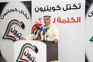 عبدالله الرومي متحدثا اثناء ندوة الكلمة لمن 