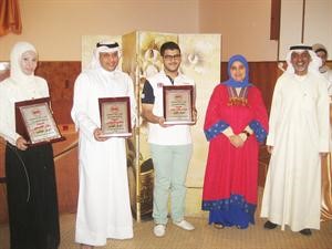 الفائزون الثلاثة مع السنعوسي والمسباح﻿