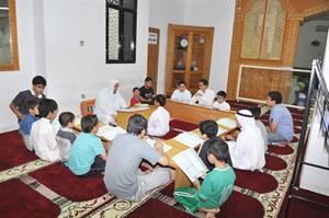 احدى حلقات تحفيظ القران الكريم