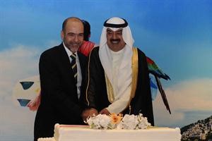 خالد الجارالله يشارك السفير البرازيلي قطع كيكة الاحتفال﻿
