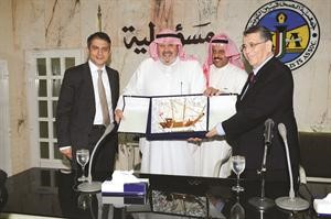 ارشاد هورموزلو يتسلم درعا تذكارية من القناعي بحضور السفير التركي والزميل جاسم التنيباسامة ابوعطية﻿