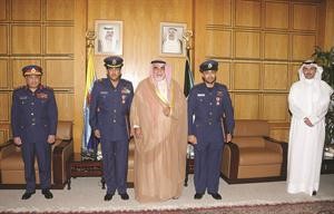 الشيخ احمد الخالد خلال لقائه المقدم الركن طيار فهد الخرينج والنقيب طيار عبدالعزيز الدغيشم﻿