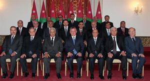 صورة تذكارية للعاهل الاردني الملك عبدالله الثاني واعضاء الحكومة الجديدة بترا