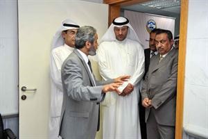 الوزير العبيدي يستمع الى شرح حول الوحدة سعود سالم
