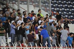 واخرون ساندوا الازرق واطلقوا هتافات ضد المنتخب المؤيد للنظام ﻿