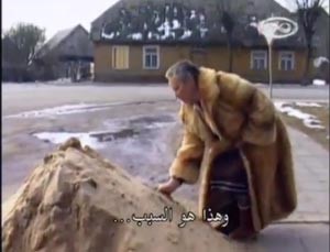 بالفيديو.. امرأة تأكل التراب صباح مساء وسط تعجب أهل قريتها