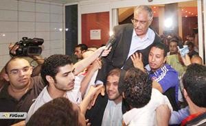 جمال علام محمولا على الاكتاف بعد فوزه برئاسة الاتحاد المصري لكرة القدم
