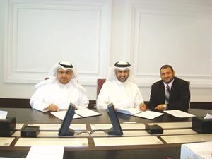 جانب من توقيع مذكرة التفاهم بين منظمة فور شباب العالمية ومركز الاراء

