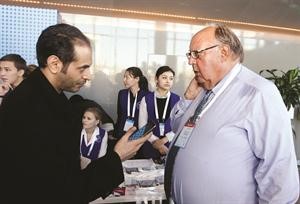 نائب رئيس الوزراء اليوناني متحدثا للزميل ذعار الرشيدي
