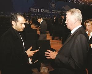 ستيفن كول في حديث مع الزميل ذعار الرشيدي
