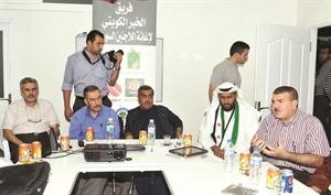 جانب من المؤتمر الصحافي ويبدو الزميل عدنان الراشد وممحمد فاروق طيفور ومعبدالمهيمن السباعي