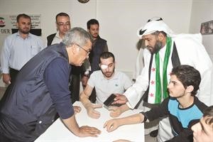 الزميل عدنان الراشد يتفقد بعض الجرحى من ضحايا النظام الاسدي