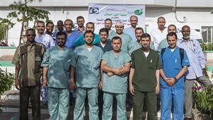 الفريق الطبي الكويتي الذي توجه الى الصومال بالتعاون مع جمعية العون المباشر لاجراء عمليات للمرضى هناك﻿