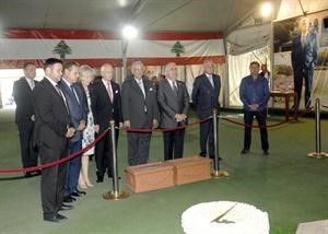 وفد استرالي برئاسة حاكم ولاية فيكتوريا خلال زيارة ضريح الشهيد رفيق الحريري محمود الطويل