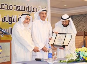 دعبدالمحسن الخرافي وحمد سعد المنيفي يكرمان احد الاساتذة
