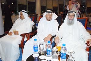 دعبدالله العتيقي وعدد من الحضور
