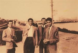 مع عدد من الاصدقاء اثناء احدى السفرات 