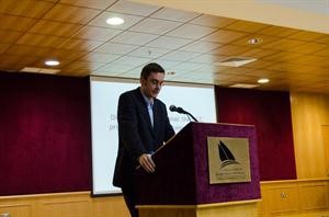 دستيفن هيرتوغ خلال المحاضرة﻿