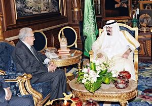 خادم الحرمين الشريفين الملك عبدالله بن عبدالعزيز مستقبلا المبعوث الدولي الاخضر الابراهيمي	رويترز﻿