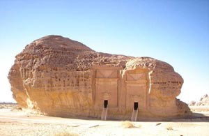 مدائن صالح معلم أثري للبشرية يجهله العالم وسياح اجانب: لم نر في حياتنا مثل هذا المعلم