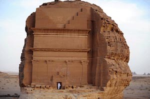 مدائن صالح معلم أثري للبشرية يجهله العالم وسياح اجانب: لم نر في حياتنا مثل هذا المعلم