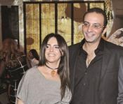 صورة لدنيا عبدالعزيز مع خطيبها﻿