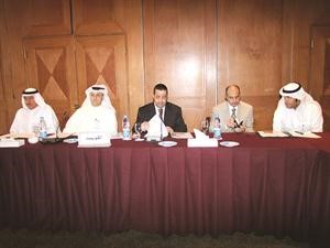 الشيخ طلال العذبي مترئسا وفد الكويت خلال الاجتماع ناصر عبد السيد