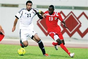 نجم منتخب مصر محمد ابوتريكة في صراع على الكرة مع لاعب كونغولي 