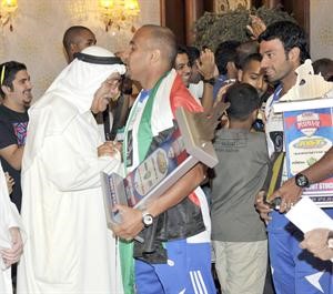 رئيس الوفد يقبل راس اللواء الفهد﻿