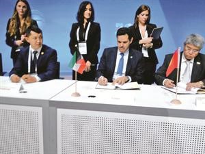 الشيخ سلمان الحمود خلال توقيع العقد
