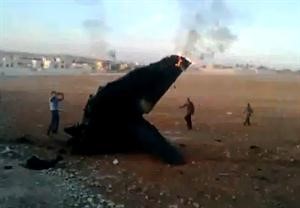 صورة من فيديو بثته شبكة شام لحطام طائرة ميغ اسقطها الجيش الحر قرب بلدة عينجارة في ريف حلب