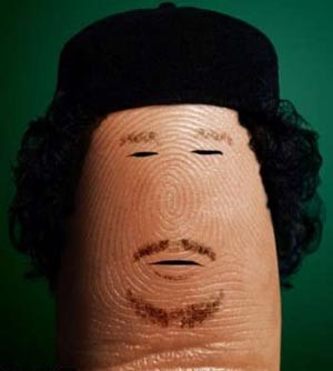بالصور.. فنان إيطالي يرسم صور القذافي وهتلر على أصابع الإبهام