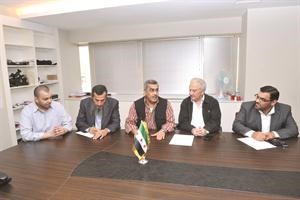 سمير النشار والزميل عدنان الراشد يتوسطان عددا من الحضور متين غوزال
