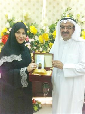 عادل الراشد خلال تكريم مديرة المدرسة خالدة الشريعان﻿