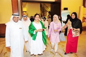 مريم الوتيد والشيخة شيخة العبدالله وعبدالمحسن الصانع خلال جولة في المعرض﻿