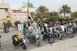راكبو الدراجات النارية امام بنك الدم 	انور الكندري﻿