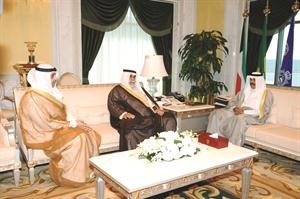 سمو ولي العهد الشيخ نواف الاحمد مستقبلا الشيخ احمد الخالد والشيخ محمد العبدالله﻿